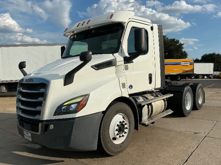 2020 Freightliner Cascadia in Grand Prairie, TX — photo 3