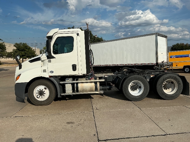2020 Freightliner Cascadia in Grand Prairie, TX — photo 4