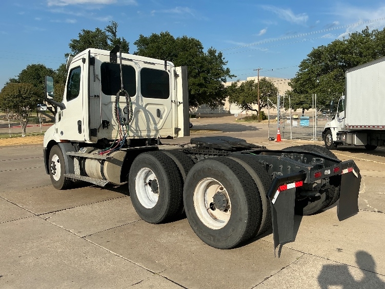2020 Freightliner Cascadia in Grand Prairie, TX — photo 5