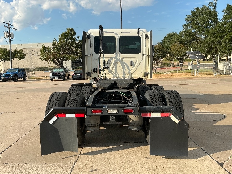 2020 Freightliner Cascadia in Grand Prairie, TX — photo 6