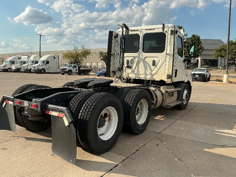 2020 Freightliner Cascadia in Grand Prairie, TX — photo 7