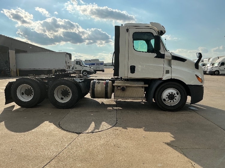 2020 Freightliner Cascadia in Grand Prairie, TX — photo 8