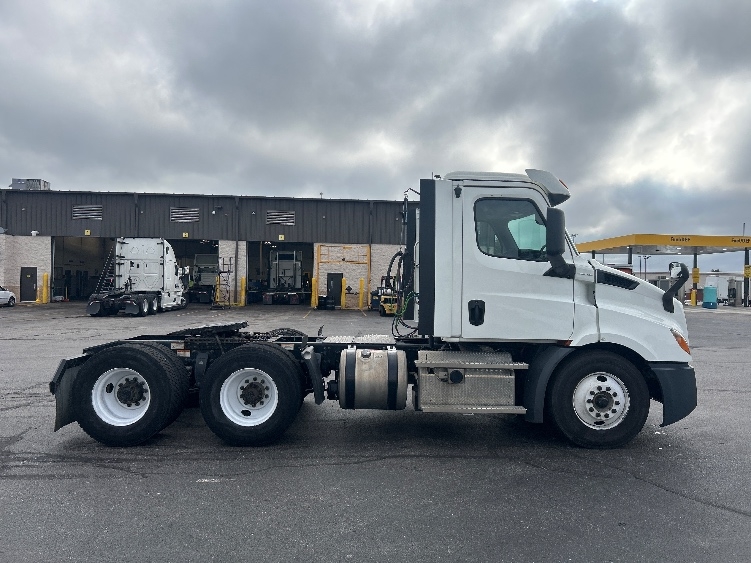 2020 Freightliner Cascadia in Piqua, OH — photo 8
