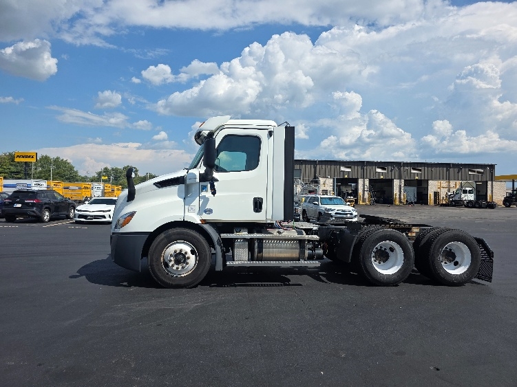 2020 Freightliner Cascadia in Indianapolis, IN — photo 4