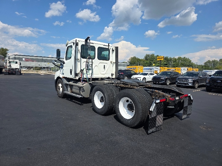 2020 Freightliner Cascadia in Indianapolis, IN — photo 5