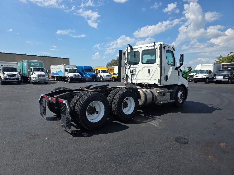 2020 Freightliner Cascadia in Indianapolis, IN — photo 7