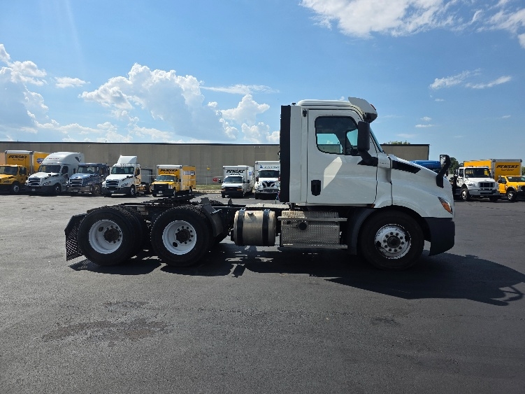 2020 Freightliner Cascadia in Indianapolis, IN — photo 8