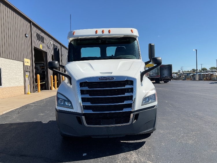 2020 Freightliner Cascadia in Neenah, WI — photo 2