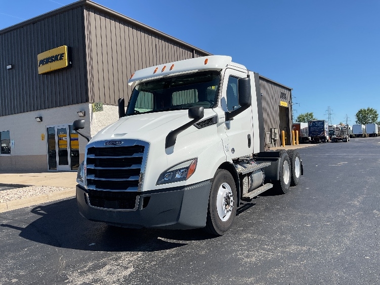 2020 Freightliner Cascadia in Neenah, WI — photo 3