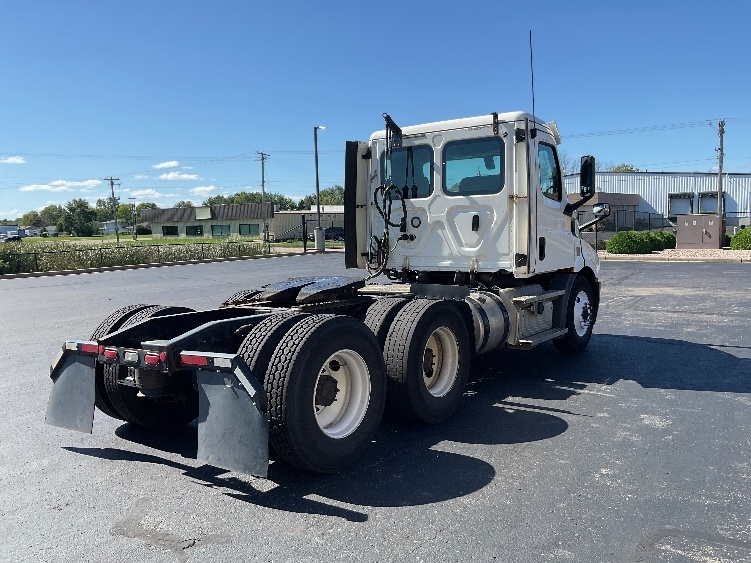 2020 Freightliner Cascadia in Neenah, WI — photo 7