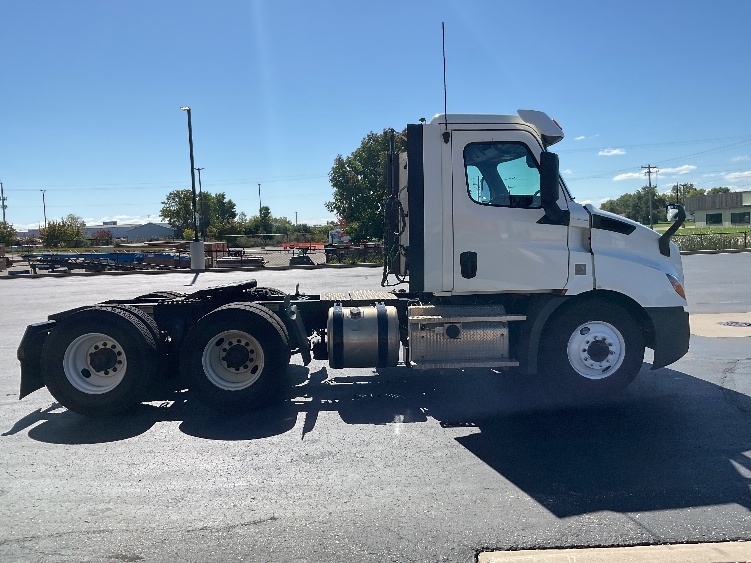 2020 Freightliner Cascadia in Neenah, WI — photo 8