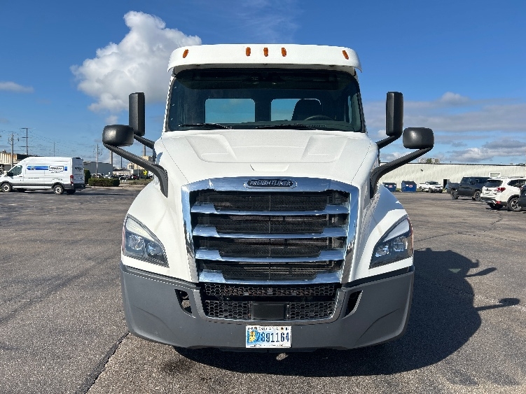 2020 Freightliner Cascadia in Rothschild, WI — photo 2