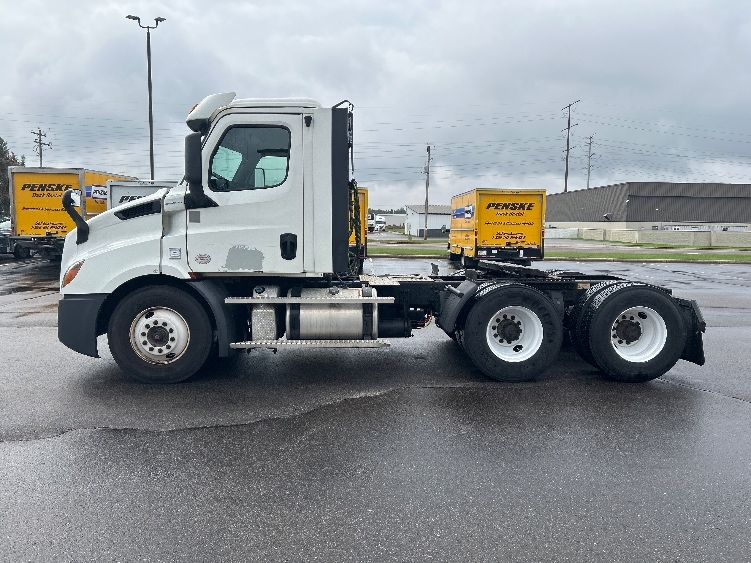 2020 Freightliner Cascadia in Rothschild, WI — photo 4