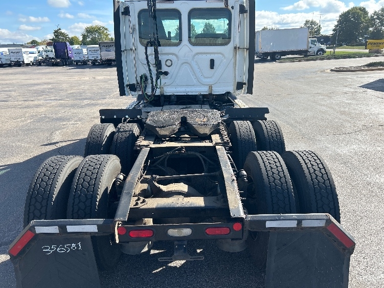 2020 Freightliner Cascadia in Rothschild, WI — photo 6