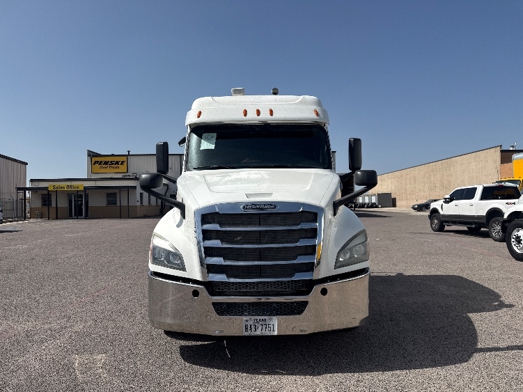 2020 Freightliner Cascadia in Dallas, TX — photo 2