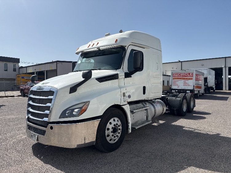 2020 Freightliner Cascadia in Dallas, TX — photo 3