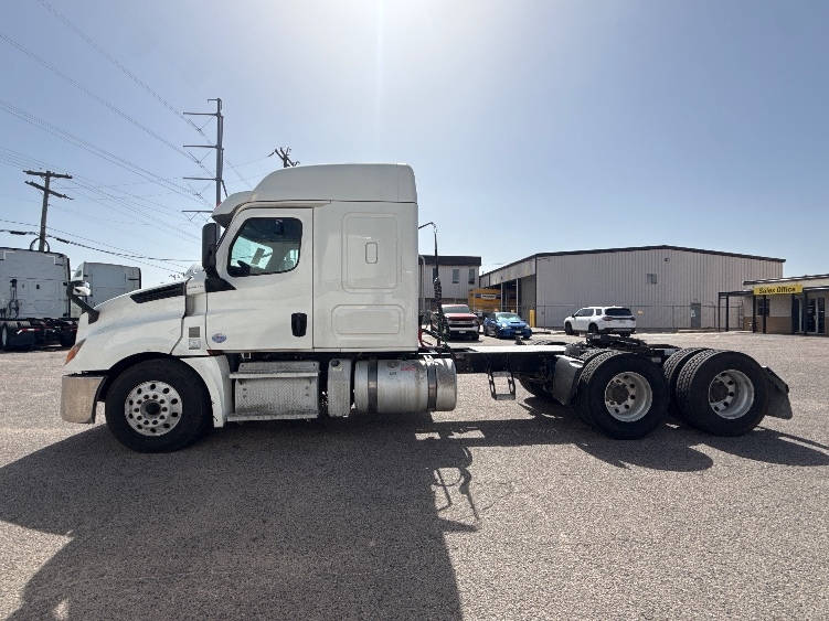 2020 Freightliner Cascadia in Dallas, TX — photo 4