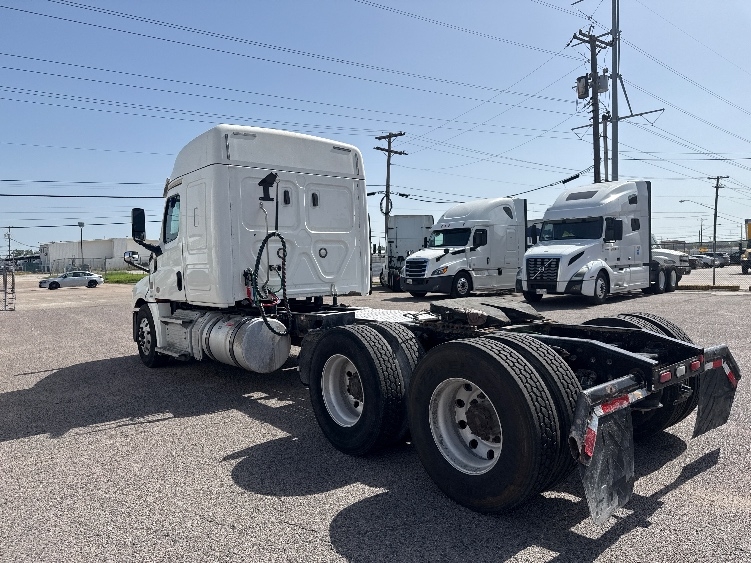 2020 Freightliner Cascadia in Dallas, TX — photo 5