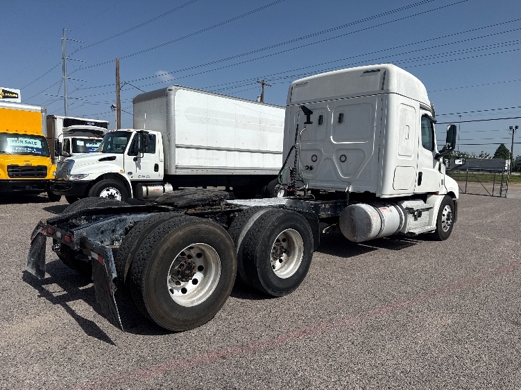 2020 Freightliner Cascadia in Dallas, TX — photo 7
