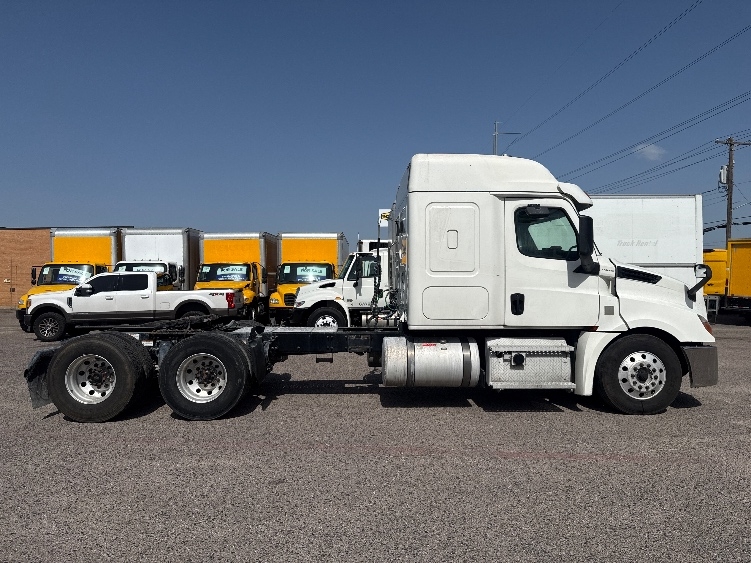 2020 Freightliner Cascadia in Dallas, TX — photo 8