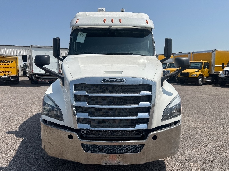 2020 Freightliner Cascadia in Dallas, TX — photo 2