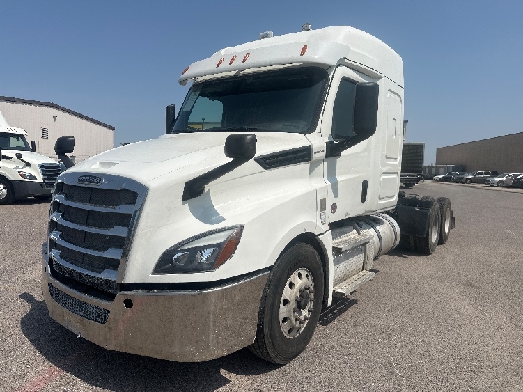 2020 Freightliner Cascadia in Dallas, TX — photo 3