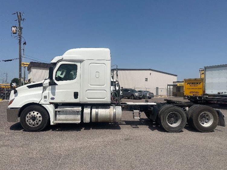 2020 Freightliner Cascadia in Dallas, TX — photo 4