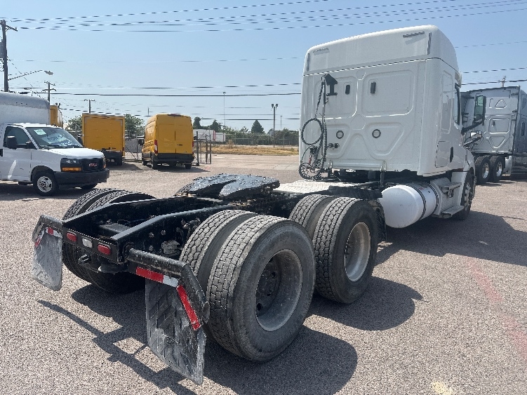 2020 Freightliner Cascadia in Dallas, TX — photo 7