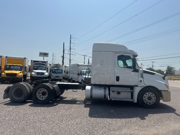 2020 Freightliner Cascadia in Dallas, TX — photo 8