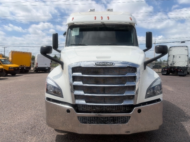 2020 Freightliner Cascadia in Dallas, TX — photo 2