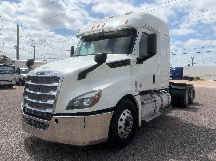 2020 Freightliner Cascadia in Dallas, TX — photo 3