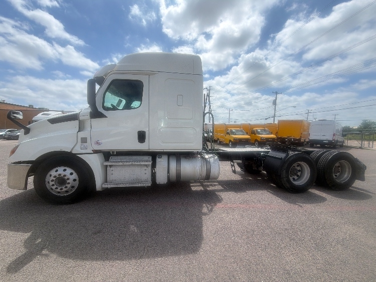 2020 Freightliner Cascadia in Dallas, TX — photo 4