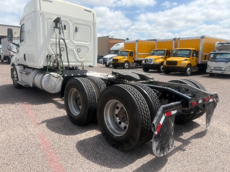 2020 Freightliner Cascadia in Dallas, TX — photo 5