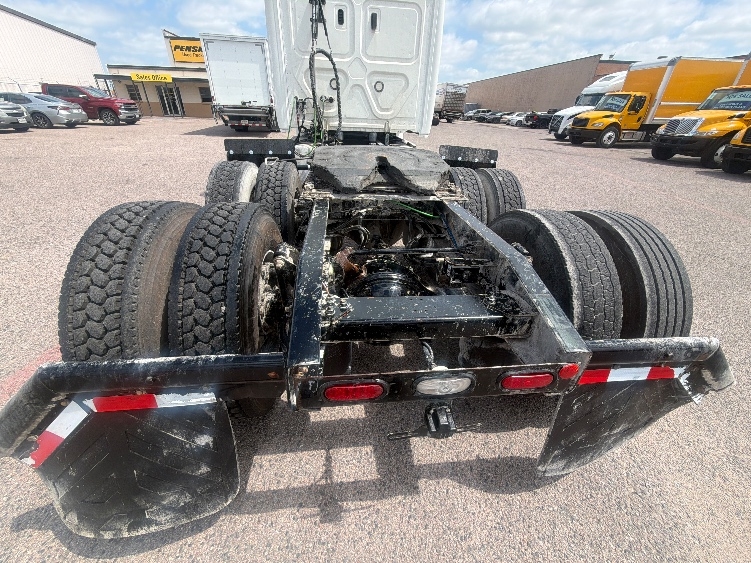 2020 Freightliner Cascadia in Dallas, TX — photo 6