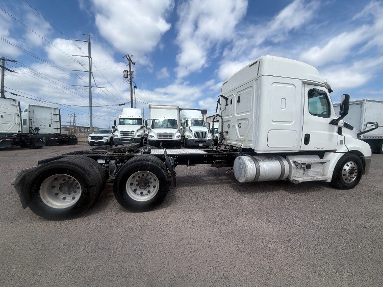 2020 Freightliner Cascadia in Dallas, TX — photo 8