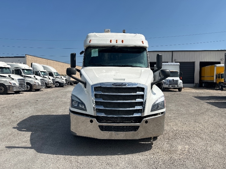 2020 Freightliner Cascadia in Dallas, TX — photo 2