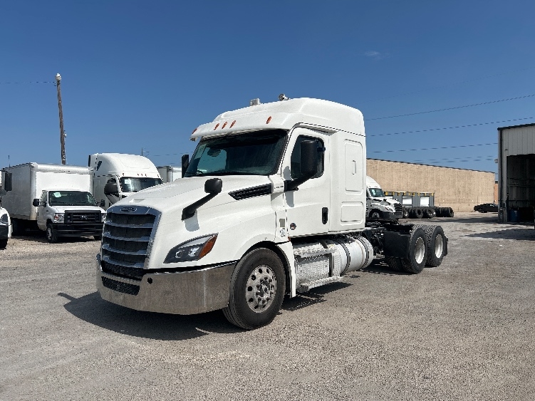 2020 Freightliner Cascadia in Dallas, TX — photo 3