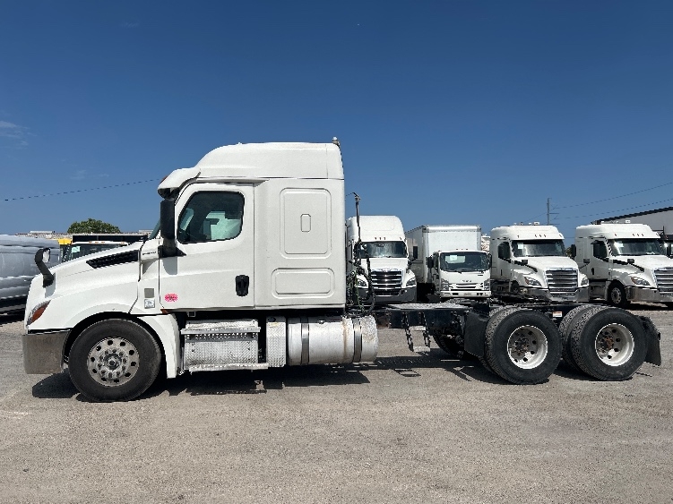 2020 Freightliner Cascadia in Dallas, TX — photo 4