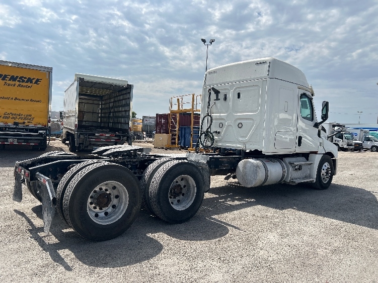 2020 Freightliner Cascadia in Dallas, TX — photo 7