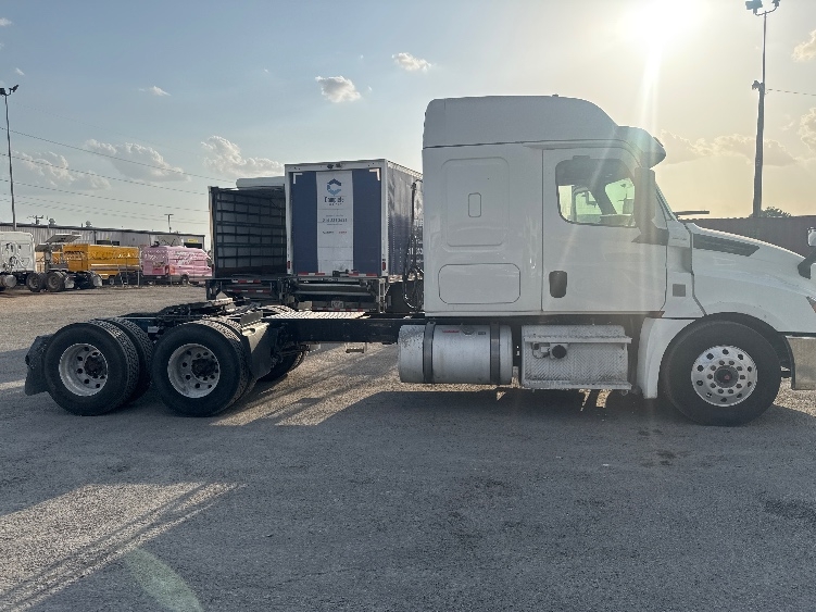 2020 Freightliner Cascadia in Dallas, TX — photo 8
