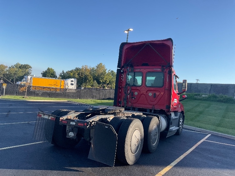2020 Freightliner Cascadia in Akron, OH — photo 7