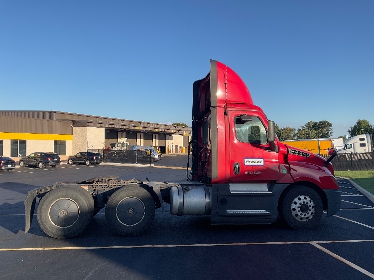 2020 Freightliner Cascadia in Akron, OH — photo 8