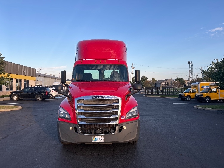 2020 Freightliner Cascadia in Akron, OH — photo 2