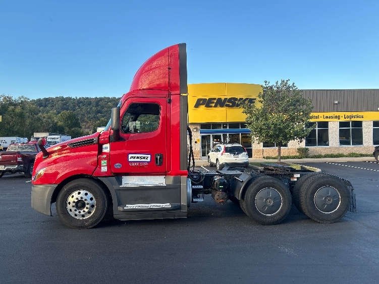 2020 Freightliner Cascadia in Akron, OH — photo 4
