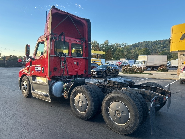 2020 Freightliner Cascadia in Akron, OH — photo 5