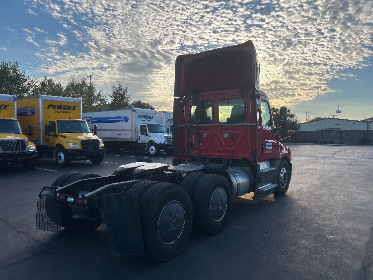 2020 Freightliner Cascadia in Akron, OH — photo 7