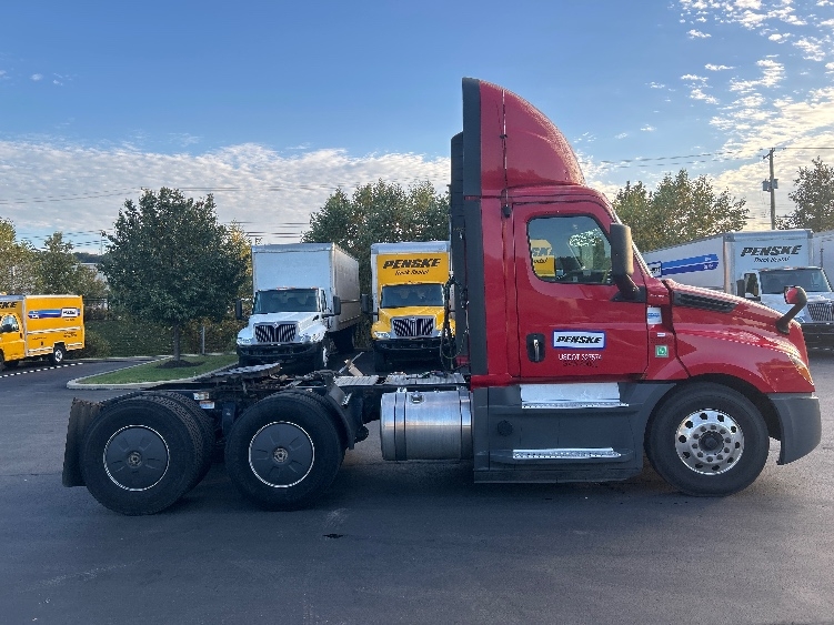 2020 Freightliner Cascadia in Akron, OH — photo 8