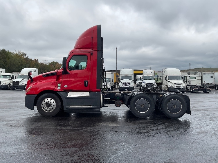 2020 Freightliner Cascadia in Akron, OH — photo 4