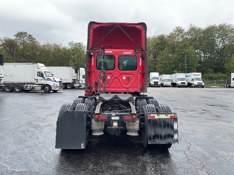 2020 Freightliner Cascadia in Akron, OH — photo 6