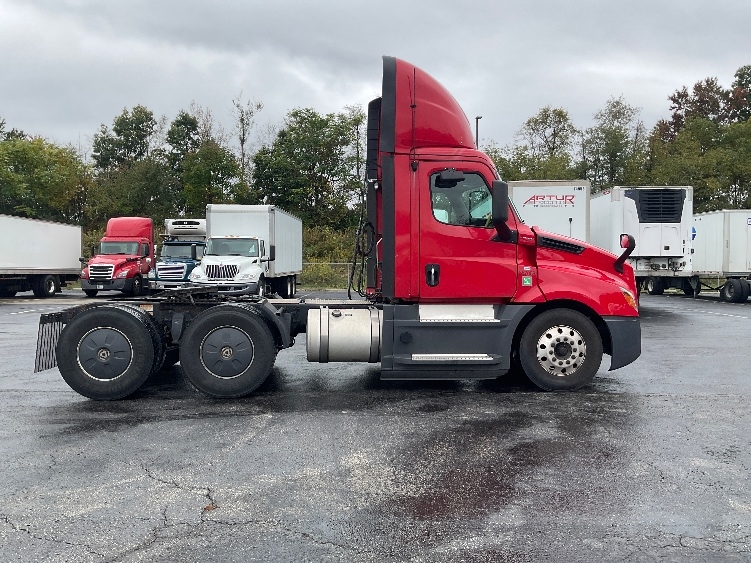 2020 Freightliner Cascadia in Akron, OH — photo 8